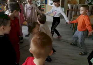 Dzieci tańczą na balu "Postacji z bajek".