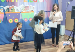 Julianka - laureatka II miejsca odbiera dyplom i nagrodę z rąk Pani Dyrektor