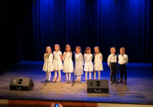Dzieci_z_Buziaków śpiewają utwór Była noc