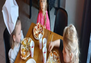 Dziewczynki degustują swoją pizzę