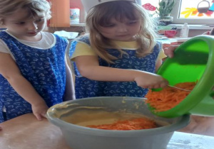 Weronika dodaje marchewkę do ciasta
