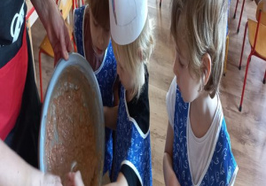 Dziewczynki przekładają ciasto do foremki