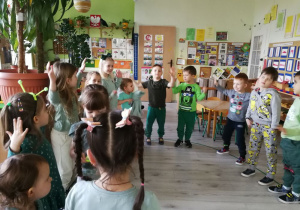 Dzieci bawią się przy piosence z repertuaru zespołu Fasolki pt. "Ufoludki"