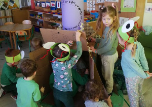 Dzieci budują i ozdabiają rakietę kosmiczną z pudeł, wg własnego pomysłu.