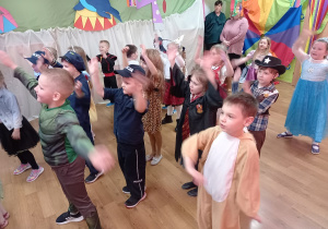 Dzieci pokazują układ taneczny