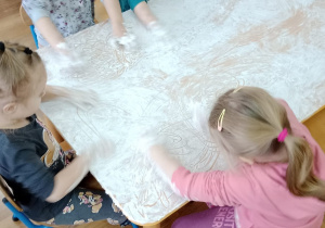 Hania, Maja, Emilka i Pola tworzą obrazki i wzorki.