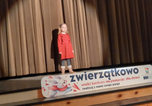 Ania stoi na scenie i recytuje wiersz