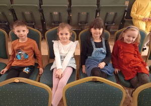 Kuba, Maja, Lenka i Ania siedza na krzesłach w teatrze i czekają na swój występ