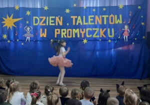 Kornelka prezentuje swój talent taneczny.