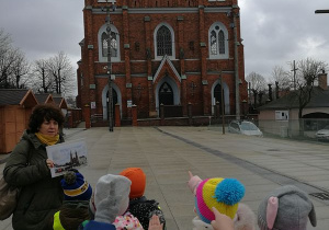 Dzieci wskazują na Kościół Św. Wawrzyńca.