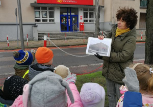 Dzieci wskazują na budynek Poczty Polskiej.