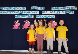 Ania, Zuzia, Paulina i Jaś stoją na tle dekoracji konkursowej