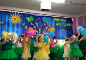 Dziewczynki tańczą do radosnej, wiosennej piosenki