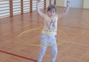 Paulina kręci hula hop