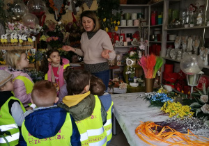 Pani Florystka opowiada dzieciom o swojej pracy.