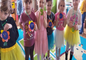 Dziewczynki z medalami "Miss Uśmiechu"