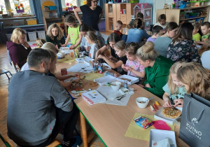 Dzieci dekorują mazurki