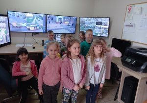 Dzieci podglądaja zapis z kamer w centrum monitoringu