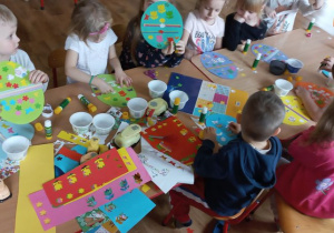 Dzieci dekorują jajka