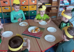 Dzieci konsumują słoneczne kanapki na śniadanie
