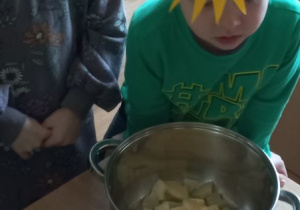 Dzieci robią koktajl z bananów, jabłek, ananasa i kiwi