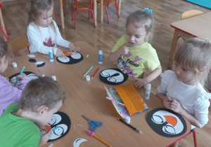 Dzieci wykonują pingwiny z papierowego talerzyka