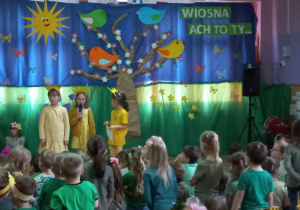 Dzieci z grupy "Promyczki" prezentują swój występ