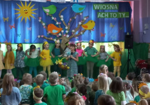 Dzieci śpiewają piosenkę o wiośnie