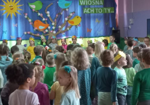 Dzieci z wszystkich grup śpiewają piosenkę na powitanie wiosny