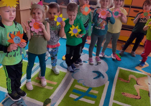 Dzieci z kwiatowymi medalami od Pani Wiosny.