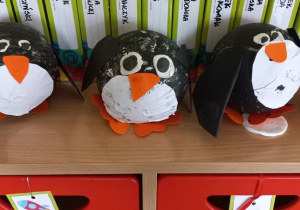 Pingwiny ze styropianowych kul wykonane przez dzieci