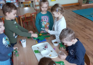 Zabawy badawcze - dzieci bawią się silikonowymi owadami