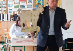 Pan Eugeniusz prezentuje dzieciom wierszyk z książki "O kozie Klementynie i innej zwierzynie"