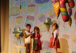 Dzieci odgrywają scenkę podczas przedstawienia