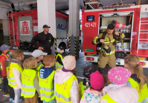 Dzieci poznają strój do gaszenia pożarów