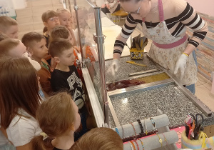 Dzieci przyglądają się procesowi tworzenia lizaków