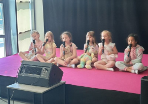 Dziewczynki śpiewają wspólnie piosenkę "Hali Ali"