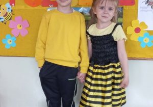 Zuzia i Jaś prezentują swoje pszczele kreacje