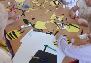 Tuptusie wykonują pszczoły z papieru