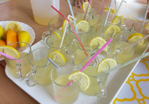 Prezentacja przygotowanych przez dzieci lemoniad w szklankach