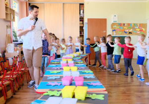 Dzieci jadą w pociągu do swoich stanowisk pracy