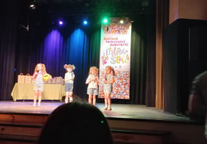 Dziewczynki na scenie