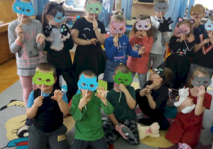 Dzieci z kocimi maskami