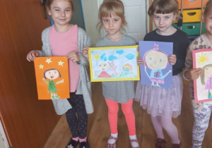 Hania, Zosia, Maja i Emilka prezentują swoje prace