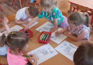 Dzieci kolorują kartę pracy dotyczącą historii powstania państwa polskiego
