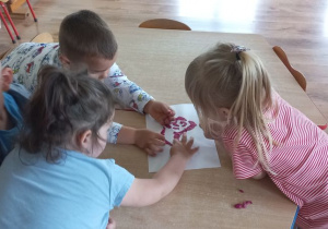 Dzieci wyklejają herb Kutna za pomocą plasteliny