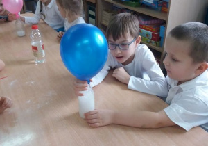Dzieci obserwują nadmuchujące się samoistnie balony