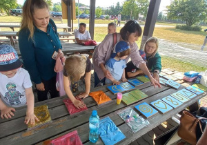 Adaś, Marysia, Jaś, Kuba wraz z rodzicami w kąciku sensorycznym