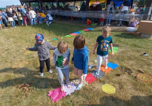 Zabawy sensoryczne na trawie z wykorzystaniem przygotowanych pomocy