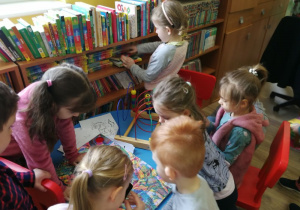 Dzieci bawią się w bibliotece.